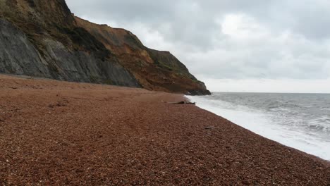 Luftaufnahme-Aus-Dem-Tiefflug-Nach-Vorne-über-Dem-Strand,-Die-Den-Großen-Erdrutsch-2023-In-Seatown,-Dorset,-England-Zeigt