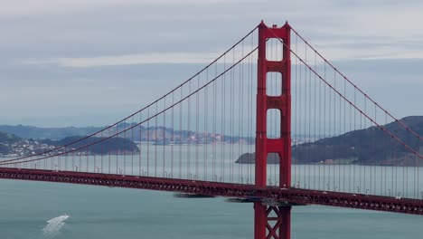 Stationäre-Drohnenaufnahme-Des-Verkehrs,-Der-über-Die-Golden-Gate-Bridge-Fährt