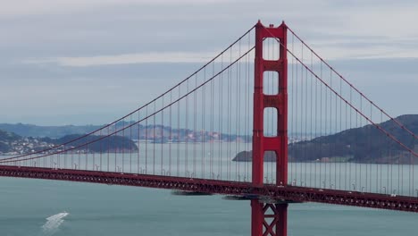 Toma-Estacionaria-De-Un-Dron-Del-Tráfico-Que-Pasa-Por-El-Puente-Golden-Gate