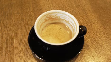 Fast-Leere-Schwarze-Tasse-Kaffee,-Bewegt-Sich-In-Aufnahme