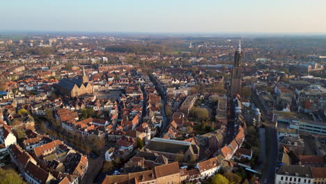 Vista-Aérea-De-Koppelpoort-Es-Una-Puerta-Medieval-En-La-Ciudad-Holandesa-De-Amersfoort,-Provincia-De-Utrecht,-Terminada-Alrededor-De-1425,-Combina-Puertas-Terrestres-Y-Acuáticas-Y-Es-Parte-De-La-Segunda-Muralla-De-Alta-Resolución-4k