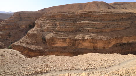 Vista-Panorámica-Del-Cañón-De-Mides-Bajo-La-Brillante-Luz-Del-Sol-En-Túnez,-Mostrando-El-Paisaje-árido-Y-Las-Formaciones-Rocosas-Estratificadas
