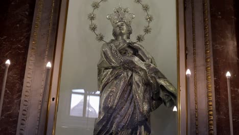 Arte-De-Mujer-Con-Corona-En-La-Iglesia-Catedral-De-Palermo,-Italia.