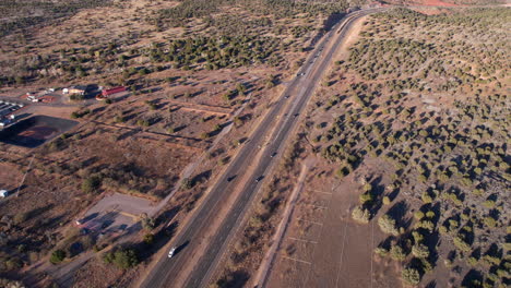 Luftaufnahme-Des-Verkehrs-Auf-Der-Arizona-USA-89a-State-Route-Freeway-Zwischen-Prescott-Und-Flagstaff,-Drohnenaufnahme