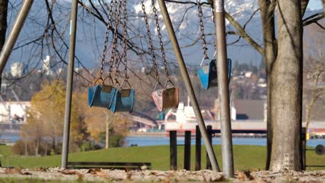 Schaukeln-Auf-Dem-Spielplatz-Wehen-An-Einem-Sonnigen-Tag-Im-Wind---Zeitlupe