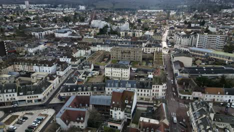 Vernon-cityscape,-Normandy-in-France.-Aerial-forward