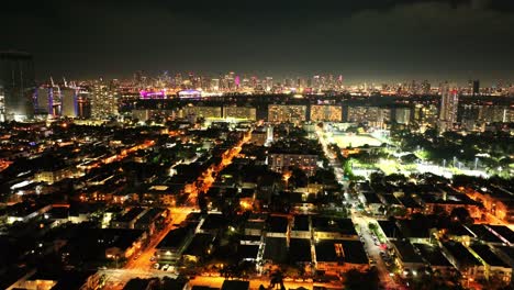 South-Beach,-Miami,-Florida,-Bei-Nacht,-Drohnenansicht,-Die-über-Die-Stadt-Fliegt