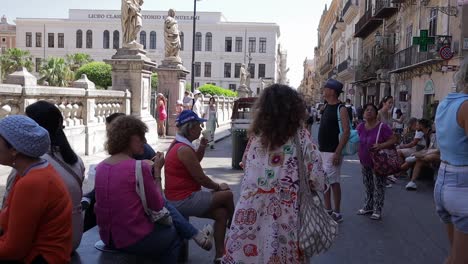 Gente-Sentada-Al-Lado-De-La-Calle-En-La-Ciudad-De-Palermo-De-Italia