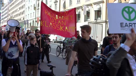 Junge-Demonstranten-Mit-Schildern-Und-Megafon-Beim-Klimamarsch,-Handheld