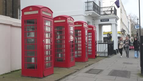 Cuatro-Cabinas-Telefónicas-De-Londres-En-Pimlico,-Londres,-Reino-Unido