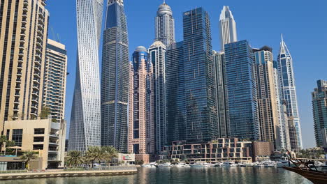 Dubai-Marina,-Vereinigte-Arabische-Emirate,-Luxuriöses-Wohnviertel,-Türme-Und-Wolkenkratzer