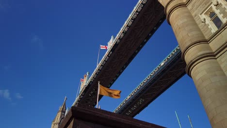 Banderas-Ondeando-En-Las-Cubiertas-Superior-E-Inferior-Del-Tower-Bridge-Para-Celebrar-Su-Aniversario.