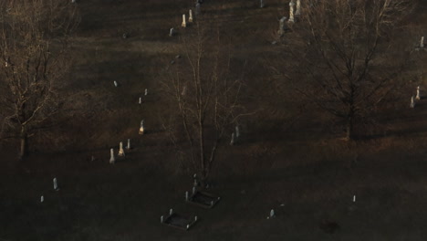 Vista-Aérea-De-Lápidas-En-El-Cementerio-Cerca-Del-Lago-Swepco-En-Arkansas,-EE.UU.