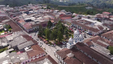 Beautiful-park-in-the-centre-of-small-town-Filandia-in-Colombia,-aerial-orbit