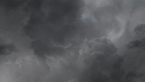 Dunkelgraue-Wolken-Bedeckten-Den-Himmel,-Ein-Gewitter