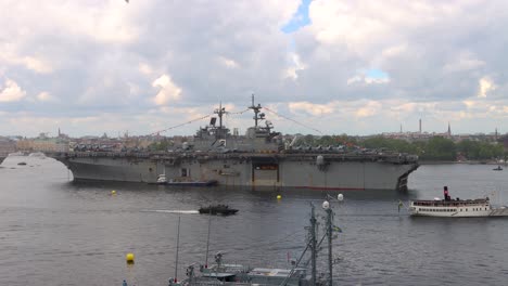 Un-Barco-De-Vapor-Sueco-Conduce-Frente-Al-Enorme-Barco-De-La-Armada-Estadounidense-USS-Kearsarge