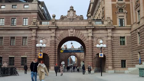 Menschen-Gehen-Am-Schwedischen-Parlamentsgebäude-In-Stockholm,-Schweden-Vorbei