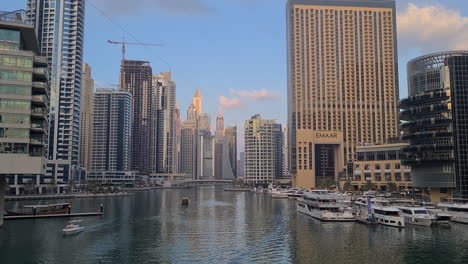 Dubai-Marina-Am-Abend,-Moderne-Wolkenkratzer,-Boote-Und-Yachten-Im-Weiten-Blick-Auf-Den-Kanal