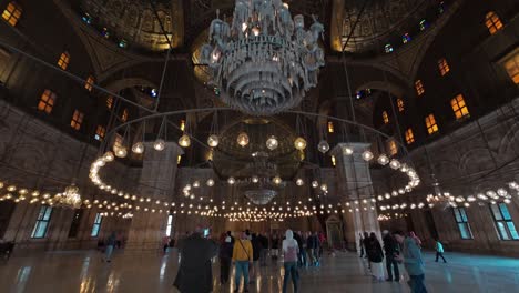 Malerische-Innenhalle-Der-Moschee-Von-Muhammad-Ali-Mit-Herumlaufenden-Touristen