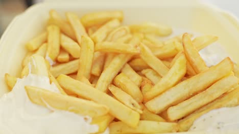 Pommes-Frites-Mit-Sauerrahmdip-Im-Plastikbehälter