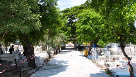 Vista-Del-Camino-Y-Las-Puertas-Delanteras-En-El-Sitio-Histórico-Del-Cementerio-De-Santa-Cruz-En-La-Ciudad-Capital-De-Timor-Oriental,-En-El-Sudeste-De-Asia