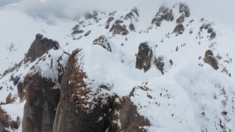 Pico-Tigaile-Mari-En-Las-Montañas-Ciucas-Cubiertas-De-Nieve,-Vista-Aérea