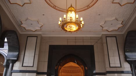 Elegante-Innentreppe,-Die-Zur-Jame&#39;-Asr-Hassanil-Bolkiah-Moschee-In-Bandar-Seri-Bagawan-In-Brunei-Darussalam-Führt