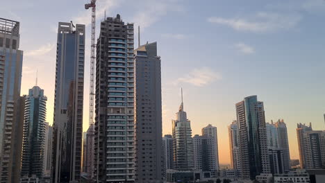 Wolkenkratzer-Und-Türme-Rund-Um-Dubai-Marina,-VAE,-Straßenverkehr-Mit-Sonnenuntergangshimmel-Im-Hintergrund,-60 fps