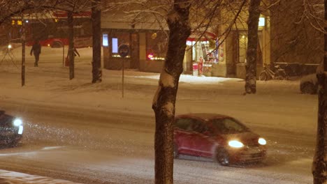 Verkehr-Und-Fußgänger-Auf-Verschneiten-Straßen-In-Der-Nacht