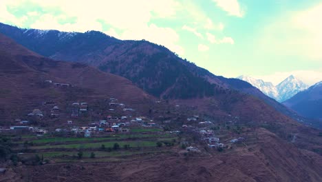 Bergdorf-In-Kaschmir-Mit-Dem-Himalaya-Im-Hintergrund