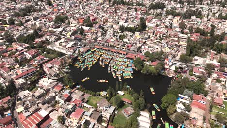 Xochimilco-Aus-Der-Luft,-Drohnenaufnahmen-Zeigen-Den-Südosten-Von-CDMX,-Mexiko