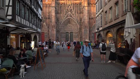 Tarde-Ocupada-Cerca-De-La-Catedral-De-Estrasburgo-Con-Franceses-Disfrutando-Del-Otoño
