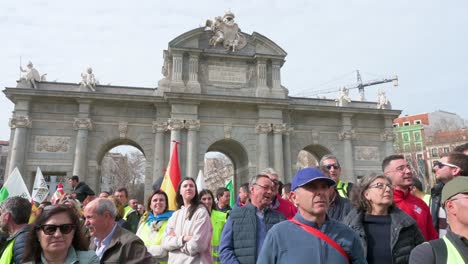 Spanische-Landwirte-Und-Agrargewerkschaften-Blockieren-Die-Straßen,-Als-Sie-Sich-An-Der-Puerta-De-Alcalá-In-Madrid-Versammeln,-Um-Gegen-Unlauteren-Wettbewerb,-Agrar--Und-Regierungspolitik-Zu-Protestieren