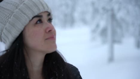 Mädchen-Erkundet-Bäume-Im-Verschneiten-Winterwunderland-In-Lappland,-Finnland,-Polarkreis