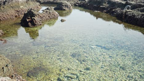 Aguas-Claras-De-Las-Piscinas-Rocosas-De-Tenerife-Con-Agua-De-Mar-Natural.