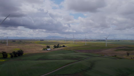 4K-Zeitlupen-Luftaufnahmen-Von-Windmühlen-über-Landwirtschaftlichen-Flächen-In-Kalifornien