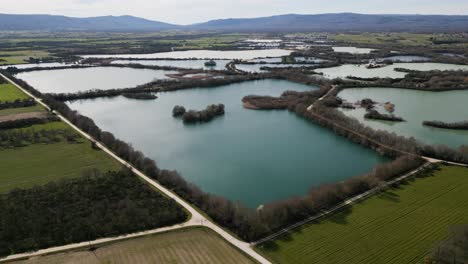 Cuerpo-De-Agua-Dividido-Por-Caminos-De-Senderos-Junto-A-Campos-Agrícolas-En-La-Antigua-Laguna-De-Antela-Areeiras-Da-Limia-En-Xinzo-De-Limia-Ourense