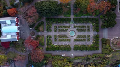 Un-Jardín-Formal-Con-Diseños-Simétricos-Al-Atardecer,-Vista-Aérea