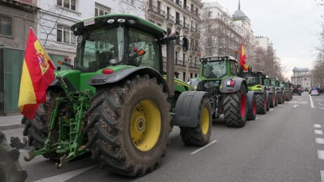 Se-Ve-Una-Fila-De-Tractores-Estacionados-En-La-Calle-Durante-Una-Huelga-De-Agricultores-Mientras-Los-Agricultores-Y-Los-Sindicatos-Agrícolas-Protestan-Contra-La-Competencia-Desleal,-Las-Políticas-Agrícolas-Y-Gubernamentales.