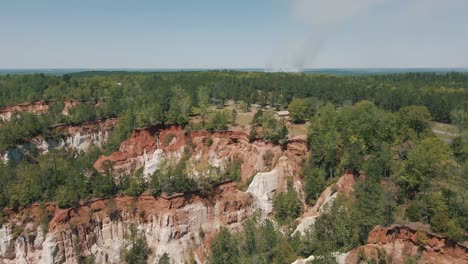 Hermosas-Imágenes-De-Drones-Del-Parque-Estatal-Providence-Canyon-En-Georgia