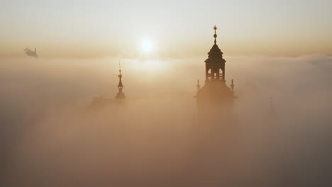 Wawel-Castle-during-foggy-sunrise,-Krakow,-Poland