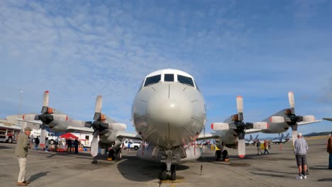 Avión-De-Hélice-De-La-Marina-Estadounidense-En-La-Pista