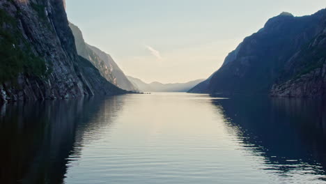 Dolly-Aufnahme,-Langsam-Und-Tief-über-Dem-Lysefjord-In-Norwegen