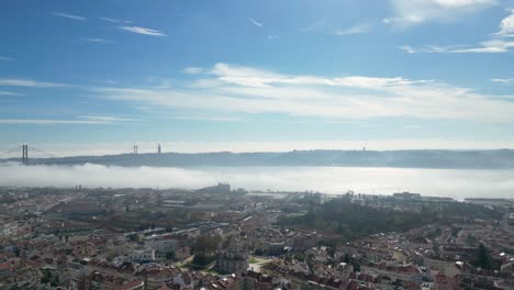 El-Río-Tajo-Temprano-En-La-Mañana-Fluyendo-A-Través-De-La-Ciudad-Capital-De-Lisboa,-Portugal.