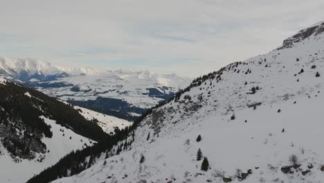 Perspectiva-De-Drones-Que-Muestra-La-Silueta-De-Montañas-Nevadas-Al-Amanecer