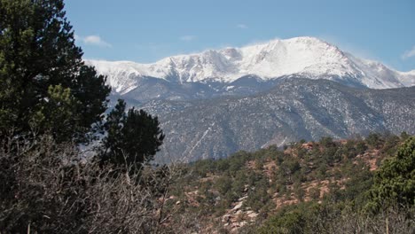 Snow-capped-Pikes-Peak-towering-over-the-landscape,-with-a-clear-blue-sky-in-Colorado-Springs