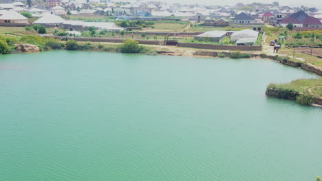 Natürlicher-Damm-Auf-Dem-Land-In-Der-Nähe-Von-Jos,-Nigeria---Luftparallaxe