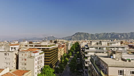 Palermo,-Italien,-Luftaufnahme-Eines-V8-Mit-Niedriger-Kamerafahrt,-Drohnenflug-über-Die-Stadt,-Erfassung-Von-Wohngebieten-Und-Berglandschaften-In-Der-Skyline-Bei-Tageslicht-–-Aufgenommen-Mit-Mavic-3-Cine-–-Mai-2023