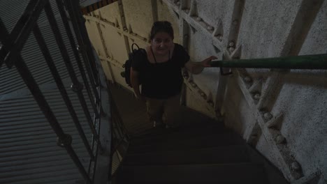 Eine-Frau-Steigt-Die-Treppe-Des-Stilo-Leuchtturms-In-Stilo,-Polen-Hinauf