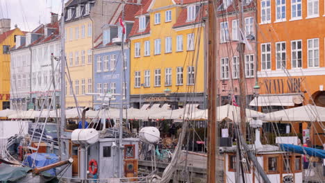 Vista-Aérea-Con-Teleobjetivo-Del-Icónico-Nyhavn-En-Copenhague-Con-Coloridas-Casas